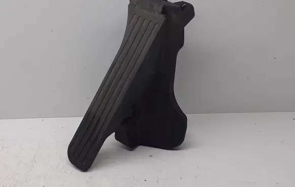 Volkswagen Touran II Accelerator throttle pedal 65104100