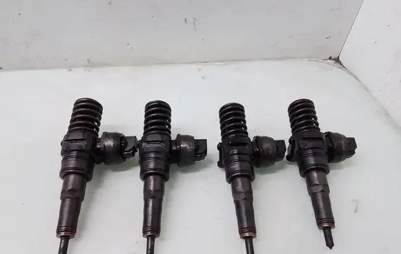 Volkswagen Golf IV Fuel injectors set 038130073AG