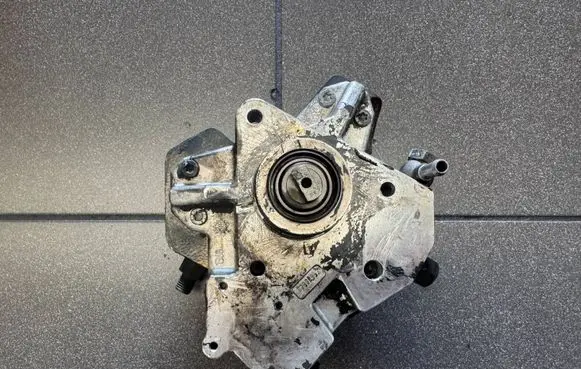 Volvo XC90 Fuel injection high pressure pump 30756125 0445010111