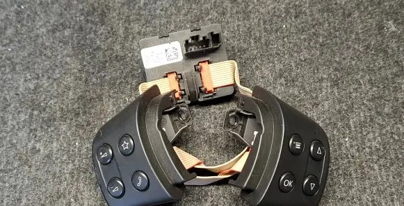 Steering wheel buttons/switches