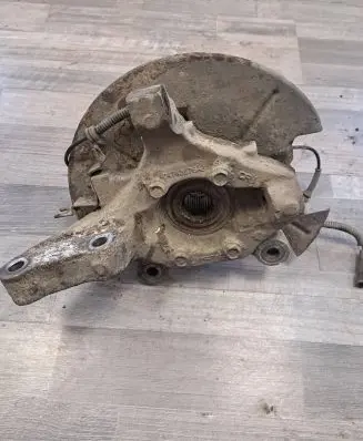 Chrysler Town & Country V Front wheel hub 04743576AB