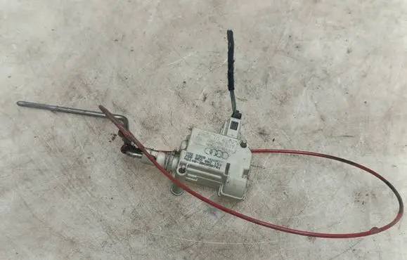 Audi A4 S4 B6 8E 8H Fuel tank cap lock motor 8E0962153
