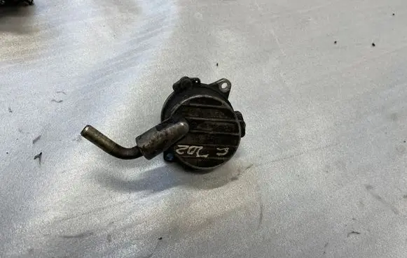 Mercedes-Benz E W211 Vacuum pump A6112300065