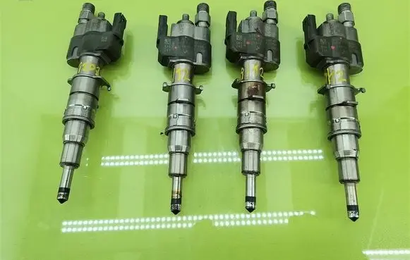 BMW 1 E81 E87 Fuel injectors set 758904806
