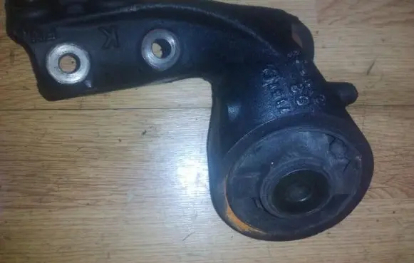 Peugeot 406 Engine mount bracket 25441380