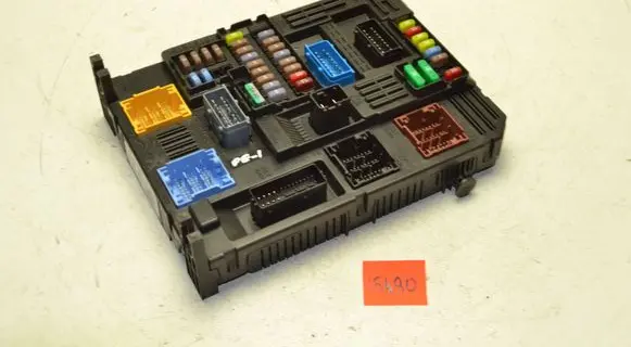Peugeot Expert Fuse module 9830790580