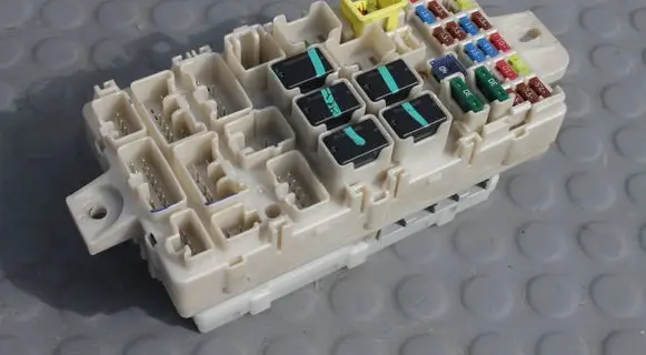 Mitsubishi L200 Fuse box set MITSUBISHI8637B255 8637B255 18637B255