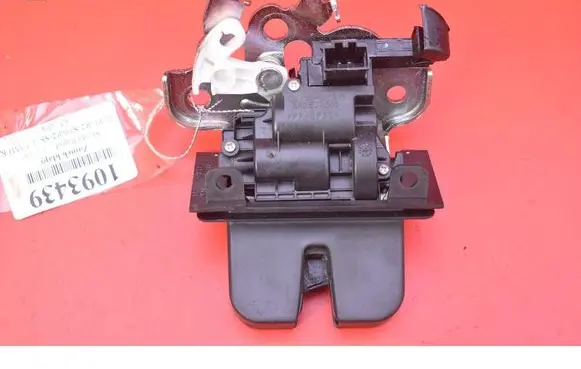 Skoda Rapid (NH) Tailgate/trunk/boot lock/catch/latch 8R0827505