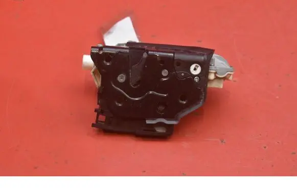 Volkswagen Tiguan Front door lock 3C1837016A