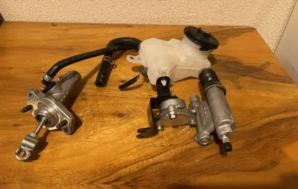 Honda CR-V Clutch fluid reservoir/tank 