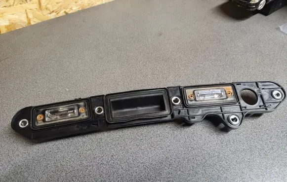 Volkswagen Touran I Trunk door license plate light bar 1T0827574L