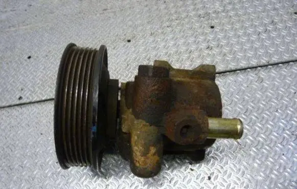 Volkswagen Golf IV Power steering pump 030145157 26046395