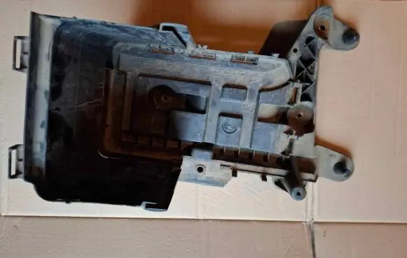 Volkswagen Touran I Battery box tray 1K0915333B