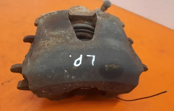 Volkswagen Polo IV 9N3 Front brake caliper