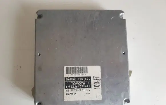 Toyota Avensis T250 Engine control unit/module 8966105410
