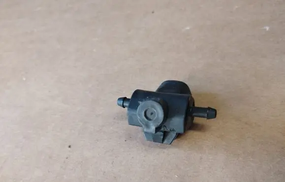 Infiniti G37 Windshield washer spray nozzle 