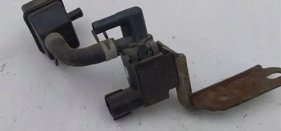 Toyota Corolla E120 E130 Valve vacuum 2382062010