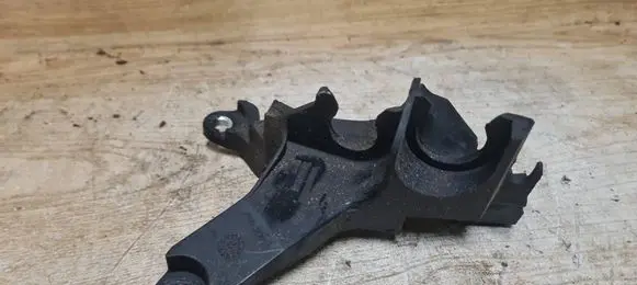 Volvo V40 Gear shift cable bracket 31367456