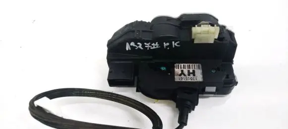 Opel Insignia A Front door lock 13503161