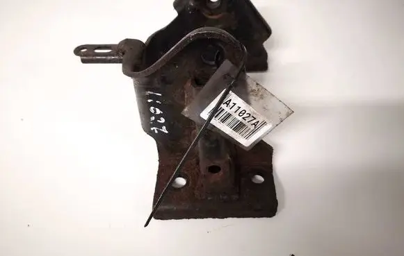 Nissan X-Trail T30 Engine mounting bracket 