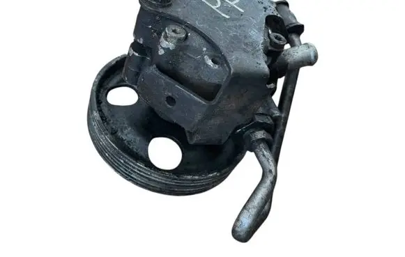 Peugeot Partner Power steering pump 9637000880