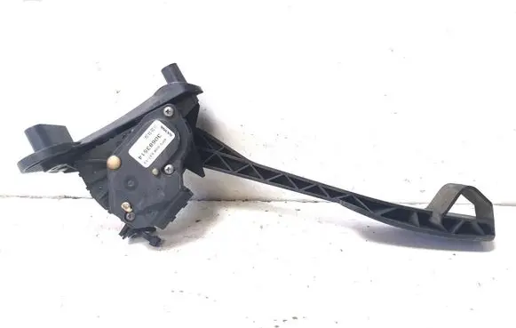 Accelerator throttle pedal