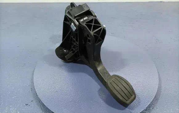 Peugeot 208 Accelerator throttle pedal 9824262180