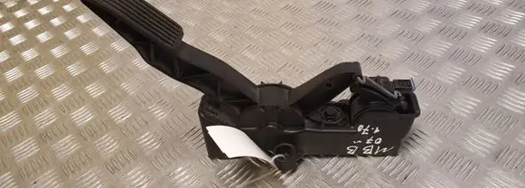 Mercedes-Benz B W245 Accelerator throttle pedal A1693000104