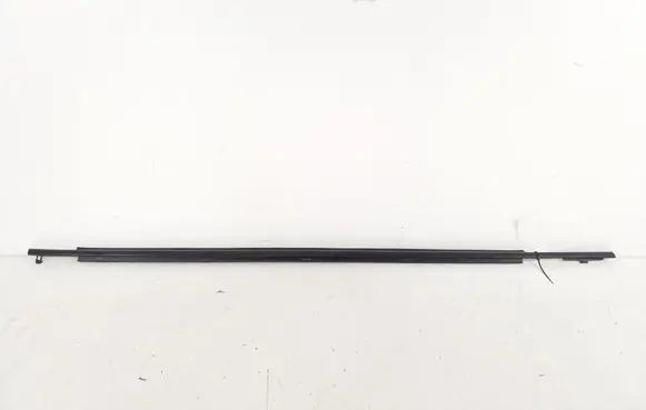 Toyota Prius (XW30) Front door glass trim molding 