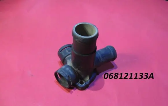 Seat Toledo I (1L) Engine coolant pipe/hose 068121133A