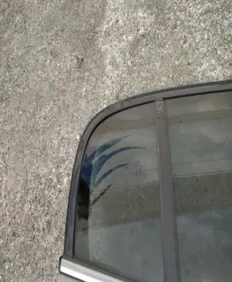 Rear vent window glass