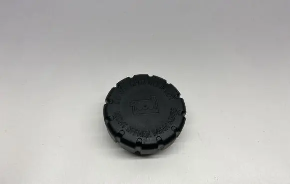 Mercedes-Benz CLS C218 X218 Coolant expansion tank/reservoir cap 2105010615 A2105010615