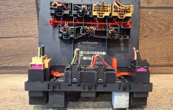 Volkswagen PASSAT B6 Fuse module 3C0937049 H52S2002 06696859