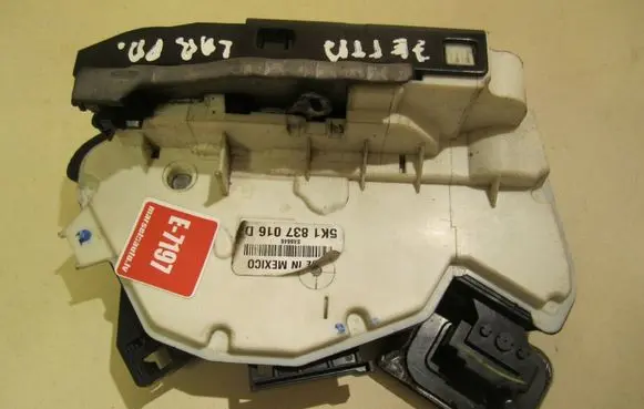 Volkswagen Jetta VI Front door lock 5K1837016D