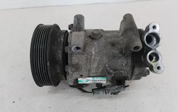 Renault Clio III Air conditioning (A/C) compressor (pump) 8200357173-B