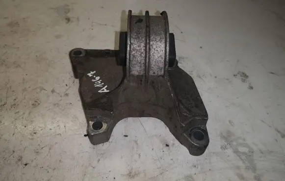Volvo S80 Engine mount bracket 8671633 A1467