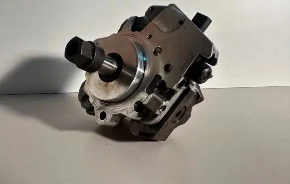 BMW X5 E70 Fuel injection high pressure pump 7798333