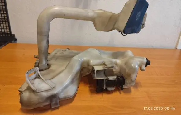 Mercedes-Benz E W211 Windshield washer fluid reservoir/tank 2118601360 2118600464
