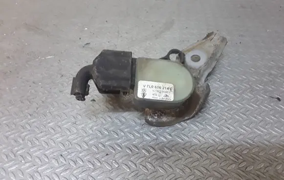 Volkswagen Touareg I Air suspension front height level sensor 7L0616214C