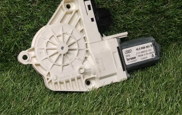 Rear door manual window regulator