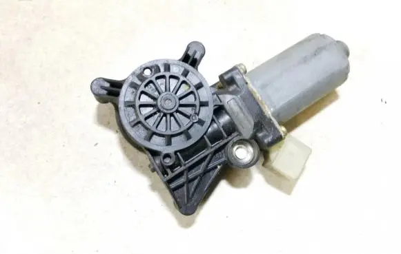 Mercedes-Benz E W210 Front door window regulator motor 0130821709