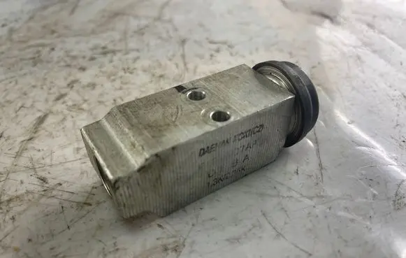 Hyundai i10 Air conditioning (A/C) expansion valve 
