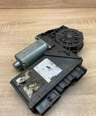 Volkswagen Touareg I Front door window regulator motor 0130821765