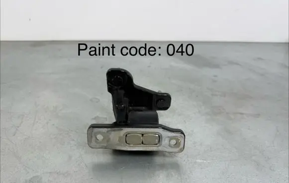 Mercedes-Benz C W205 Front door lower hinge
