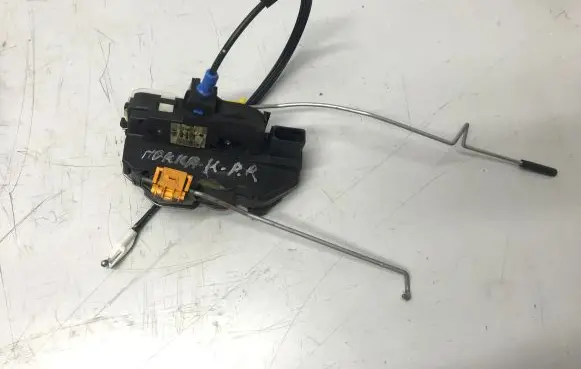 Opel Mokka Front door lock 13579518
