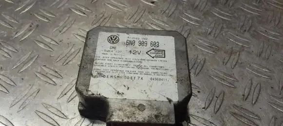 Volkswagen Golf III Airbag control unit/module 6n0909603 5wk4137