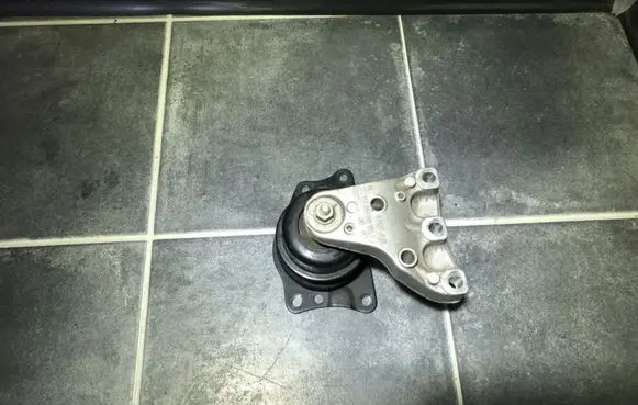 Volkswagen Cross Polo Engine mount bracket 6Q0199185T 6R0199167AB 6Q0199262BF