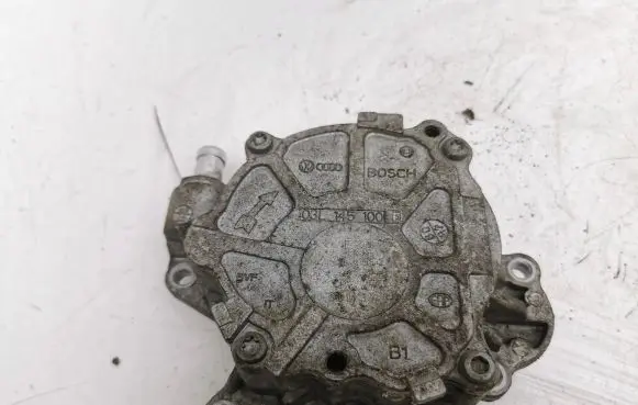 Volkswagen PASSAT B6 Vacuum pump 03L145100
