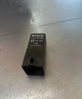 Volkswagen PASSAT B6 Glow plug pre-heat relay 0281003038
