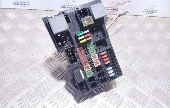 Jaguar XF X250 Fuse module 8X2T14A067AA